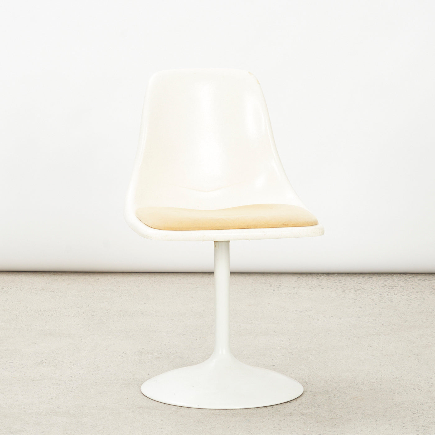 Set of 6 Vintage Fiberglass 'Tulip' Chairs w/ Swivel Base