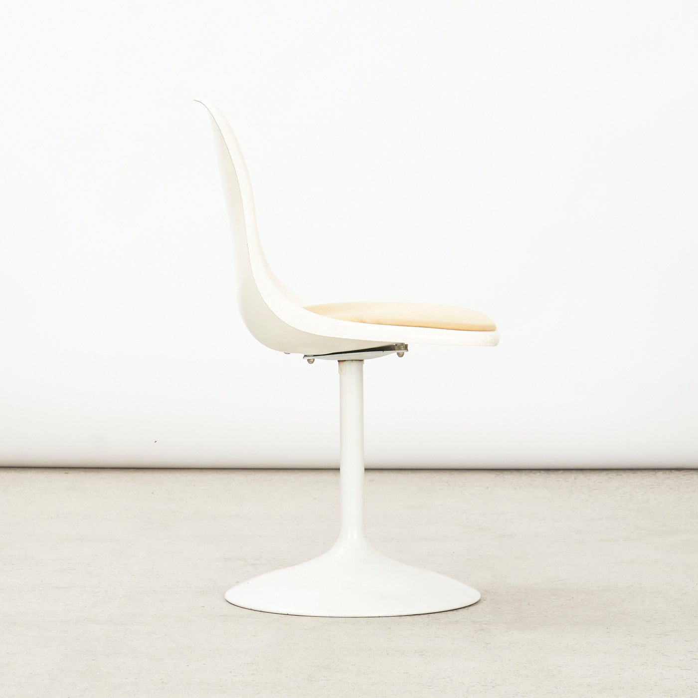 Set of 6 Vintage Fiberglass 'Tulip' Chairs w/ Swivel Base