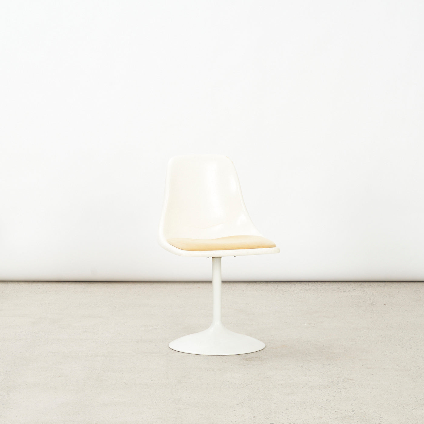 Set of 6 Vintage Fiberglass 'Tulip' Chairs w/ Swivel Base