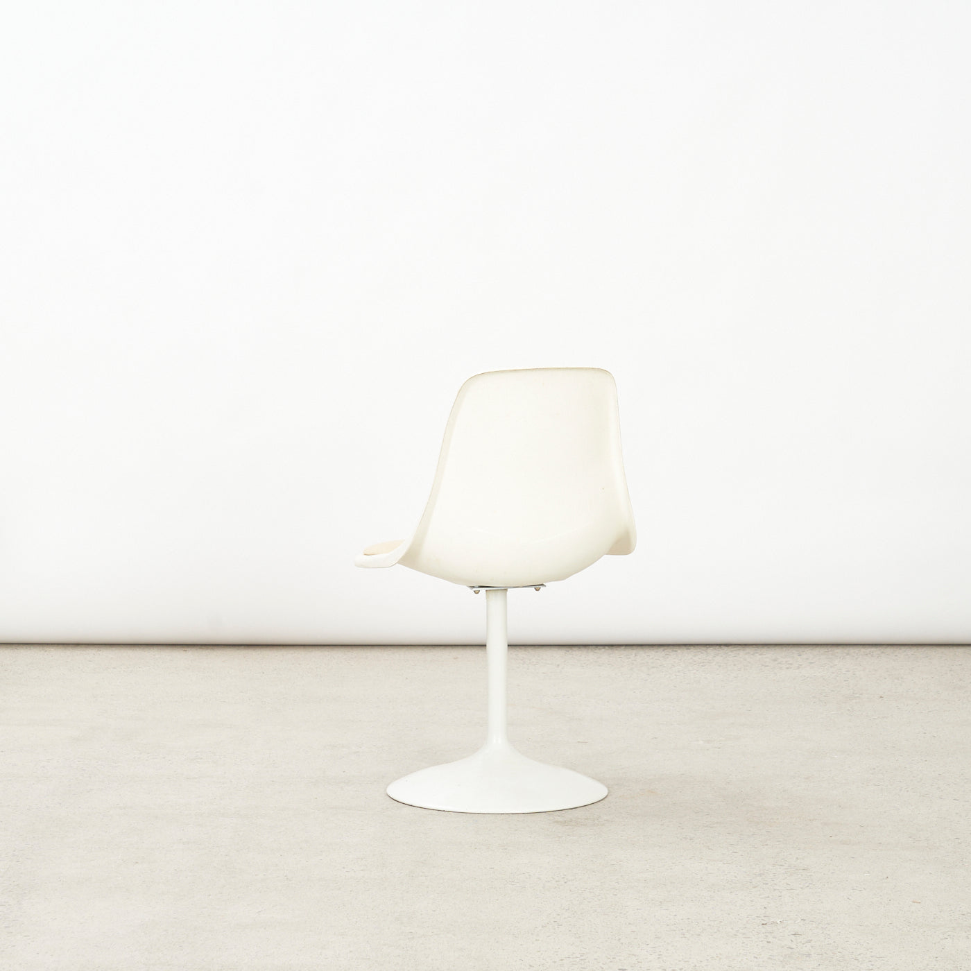 Set of 6 Vintage Fiberglass 'Tulip' Chairs w/ Swivel Base