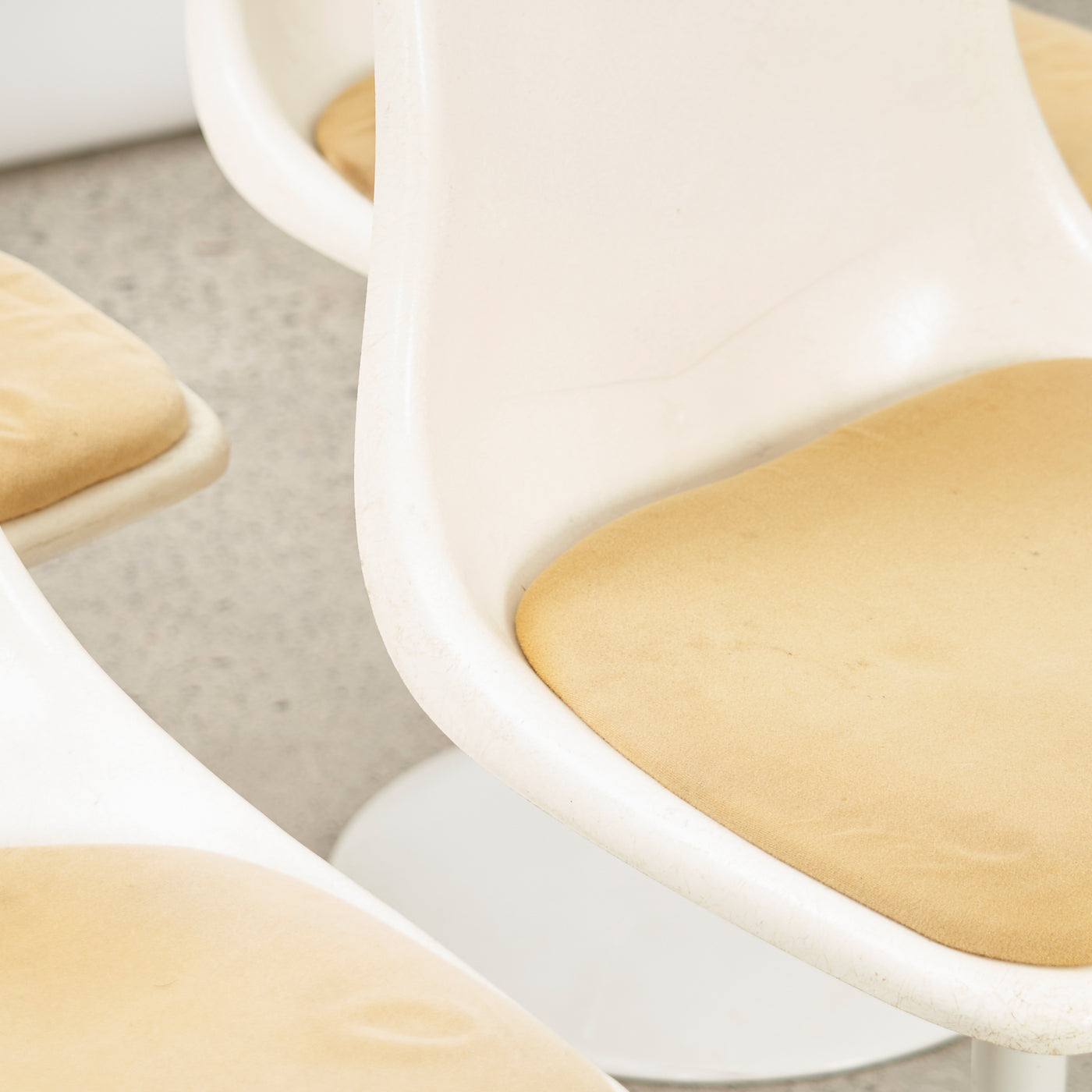 Set of 6 Vintage Fiberglass 'Tulip' Chairs w/ Swivel Base