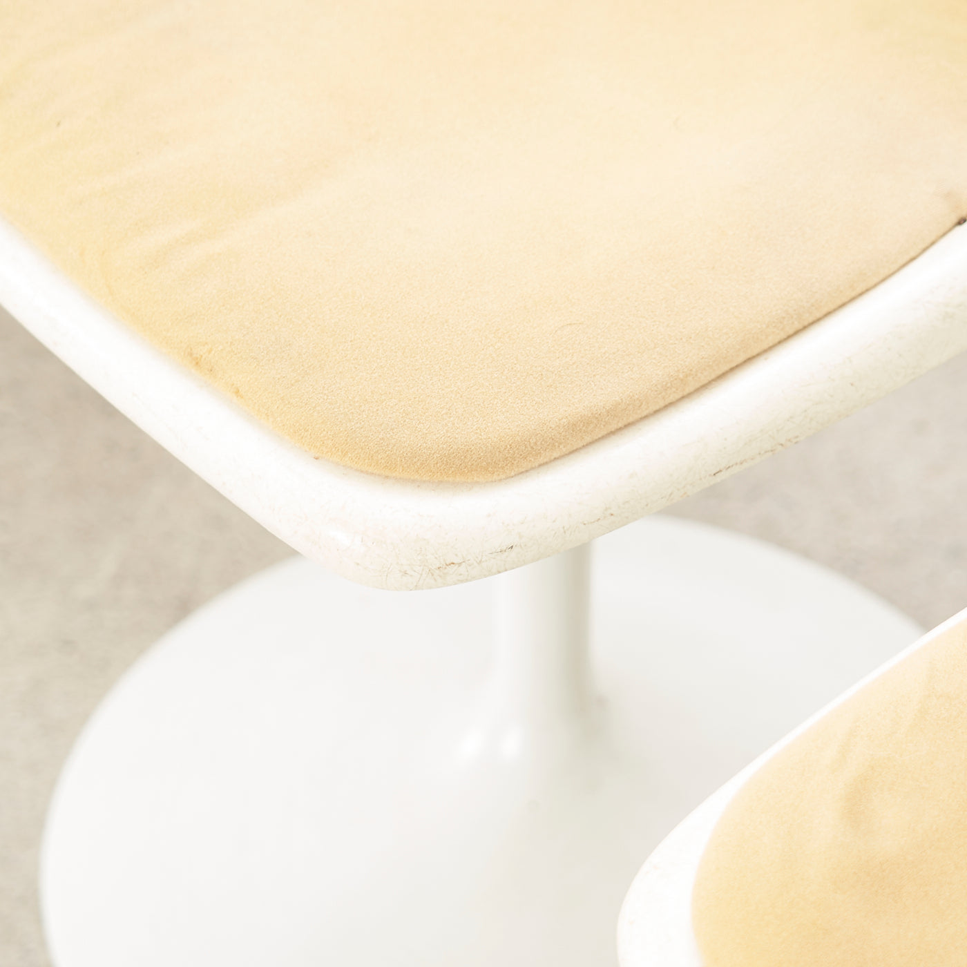 Set of 6 Vintage Fiberglass 'Tulip' Chairs w/ Swivel Base