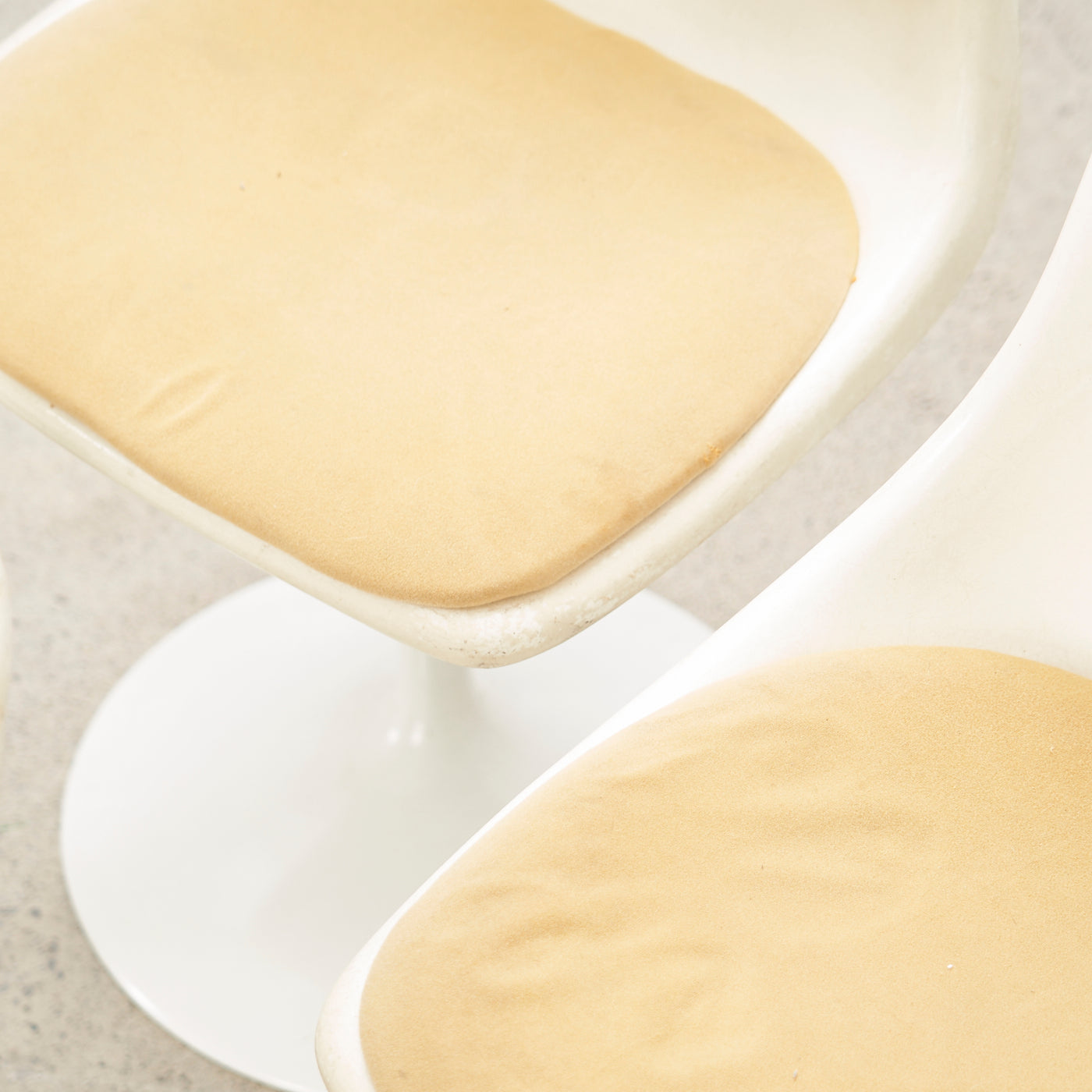 Set of 6 Vintage Fiberglass 'Tulip' Chairs w/ Swivel Base