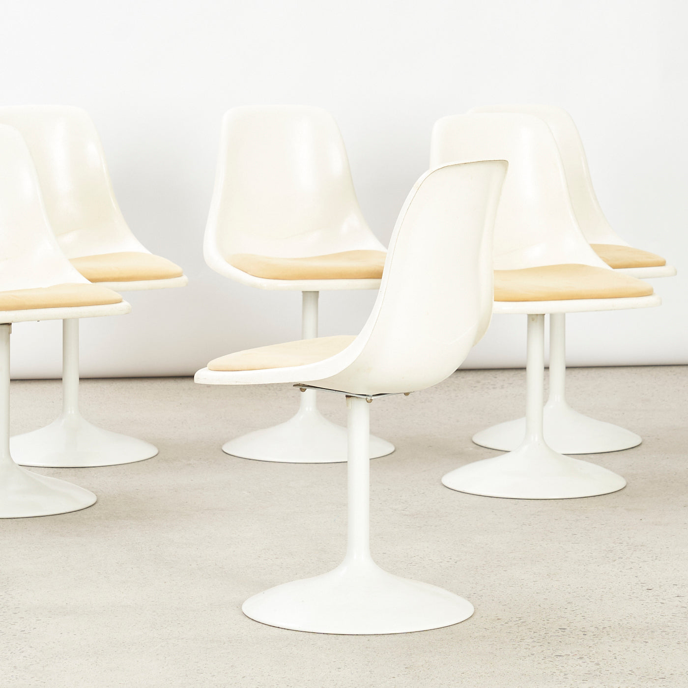 Set of 6 Vintage Fiberglass 'Tulip' Chairs w/ Swivel Base