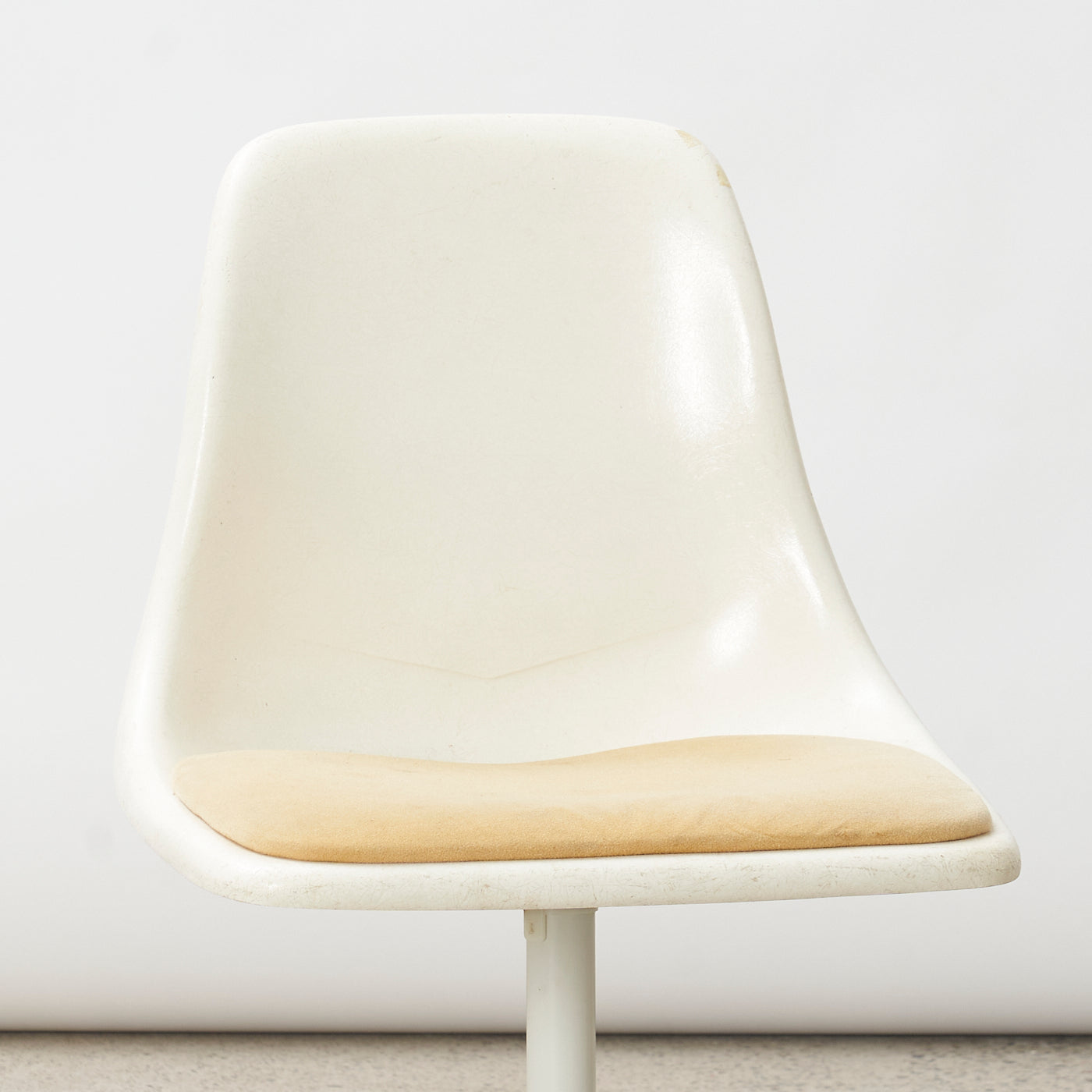 Set of 6 Vintage Fiberglass 'Tulip' Chairs w/ Swivel Base