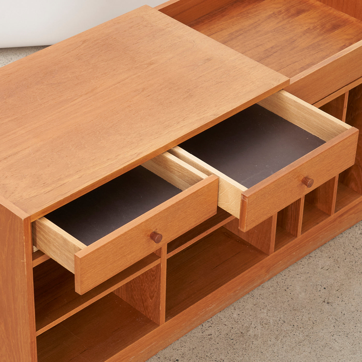 Expandable Teak Media Unit