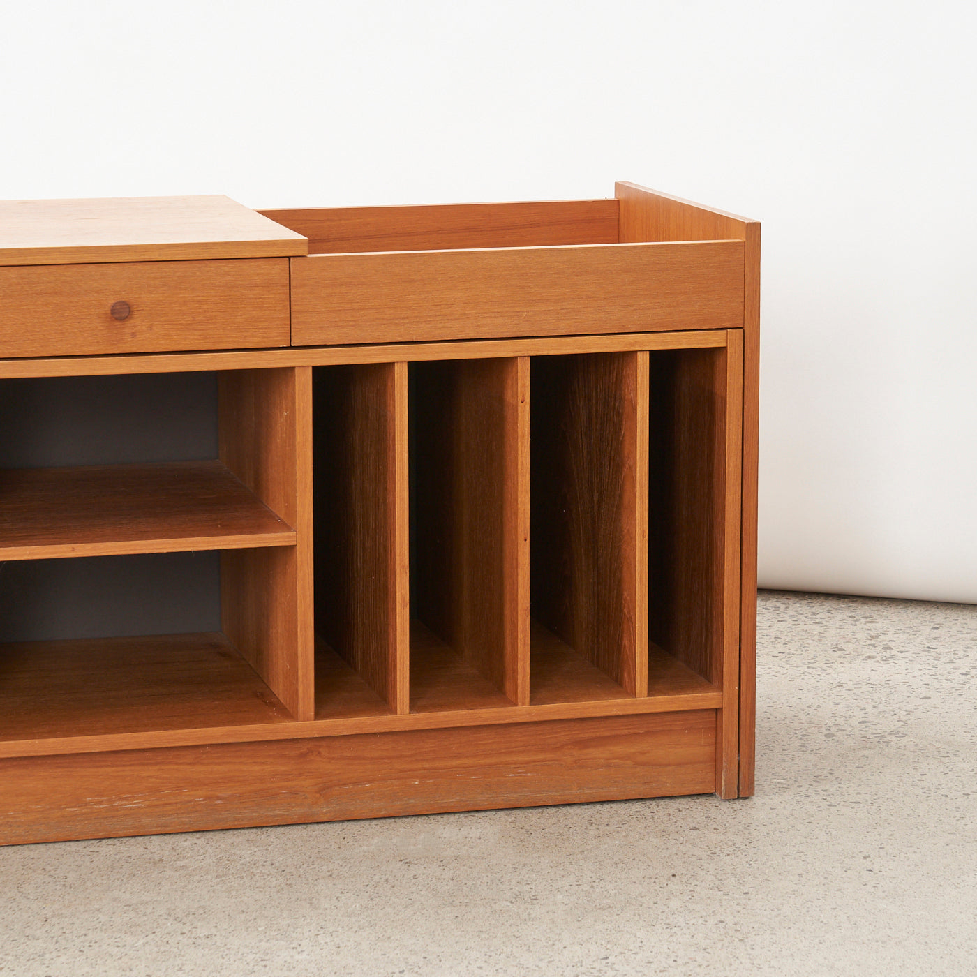 Expandable Teak Media Unit