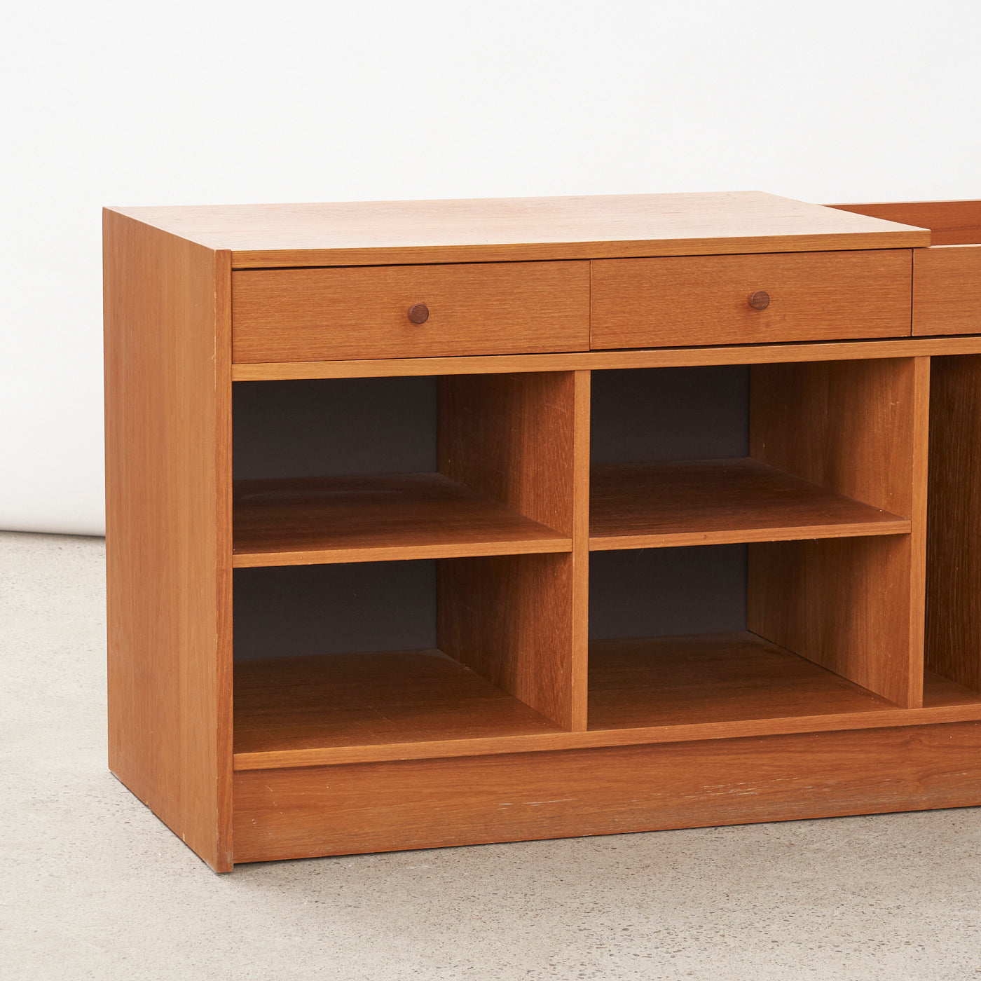 Expandable Teak Media Unit