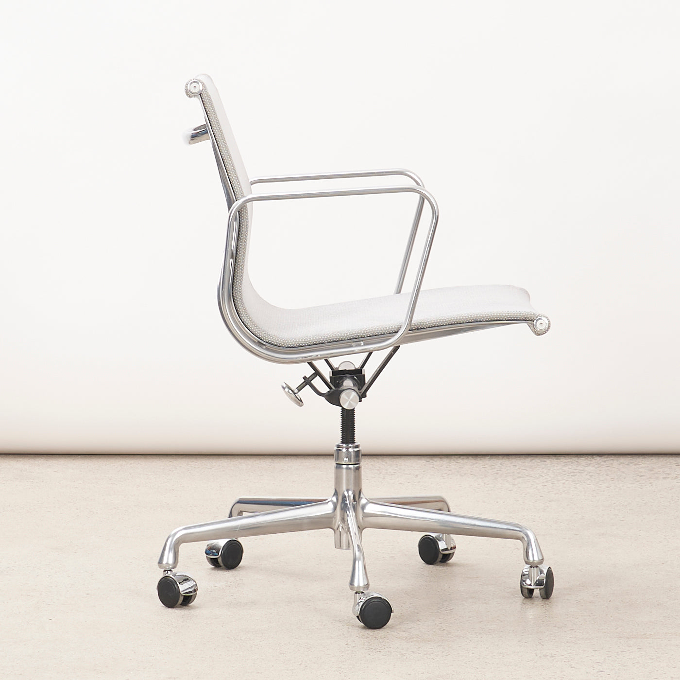 Eames Aluminum Group Management Chair