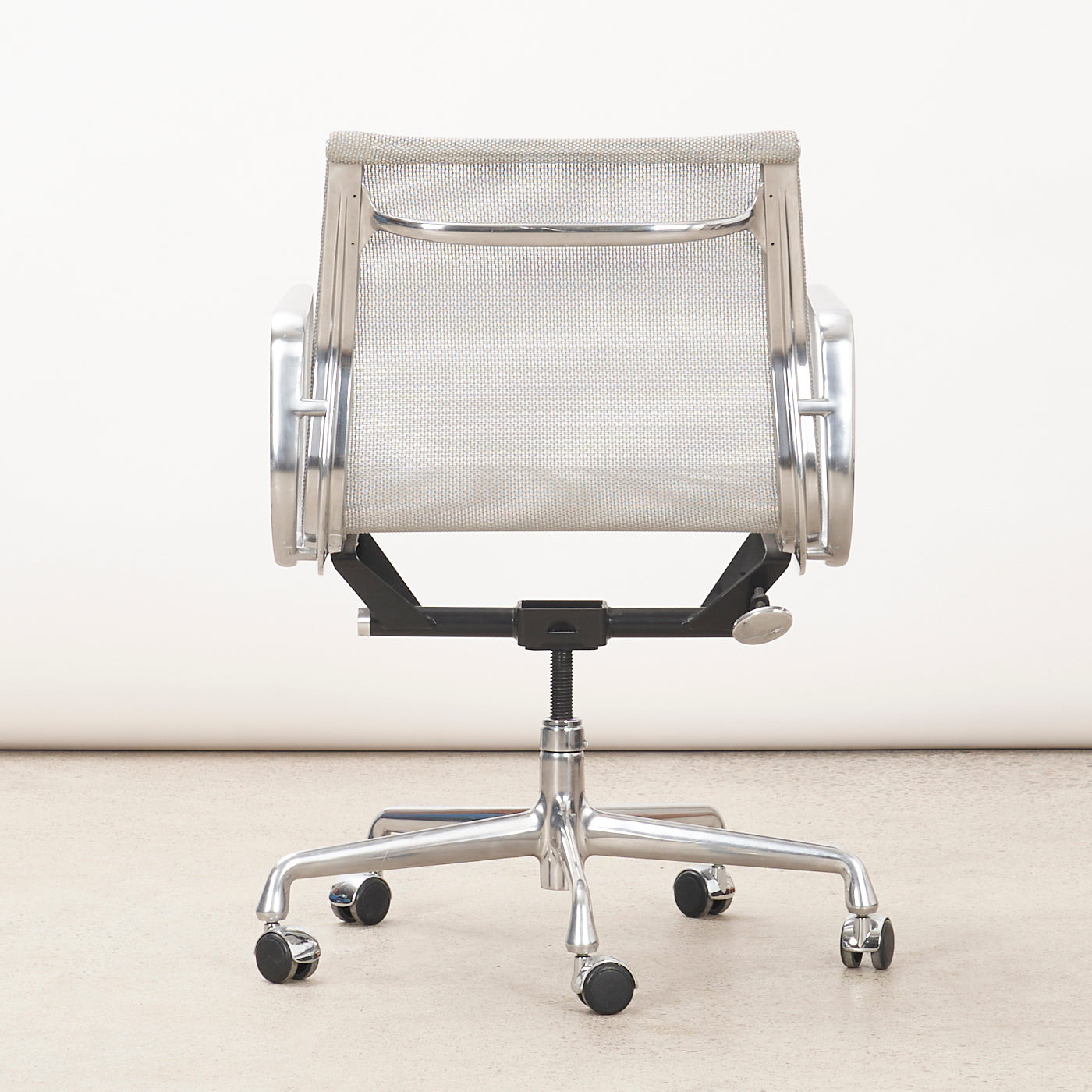 Eames Aluminum Group Management Chair