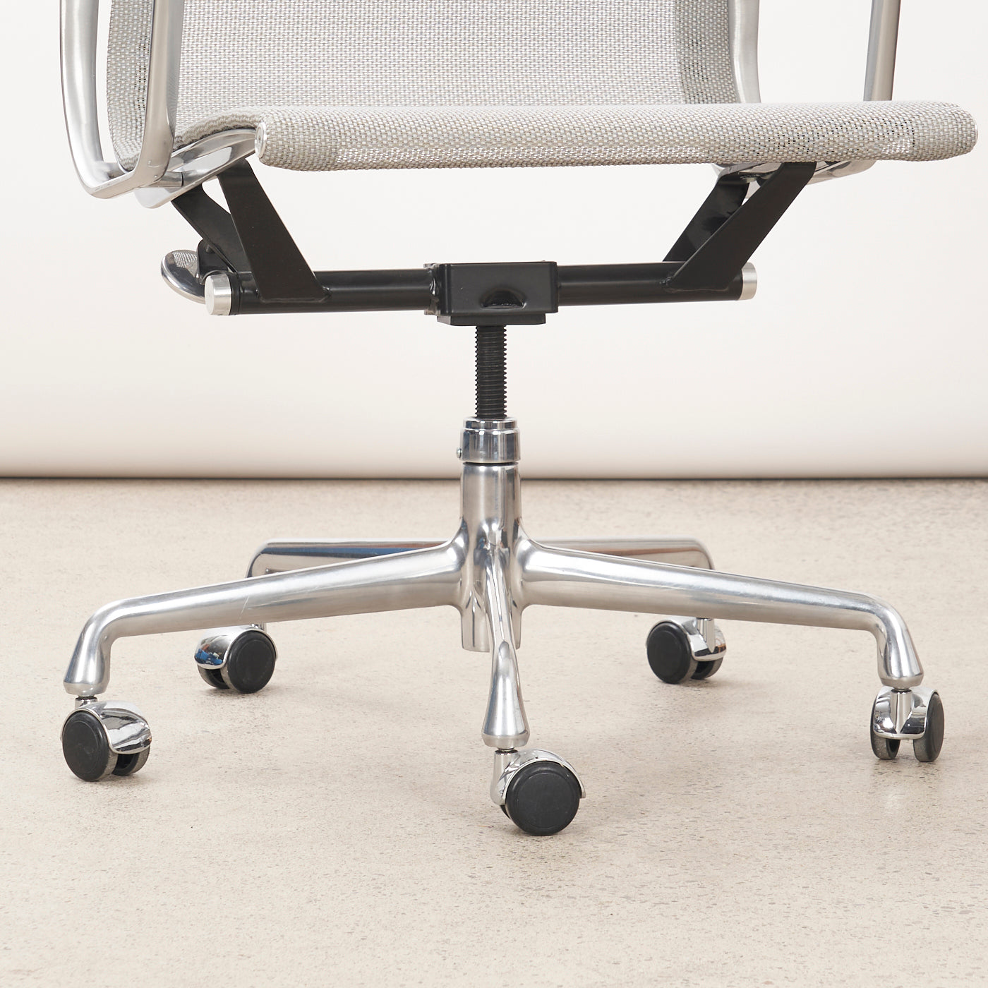 Eames Aluminum Group Management Chair