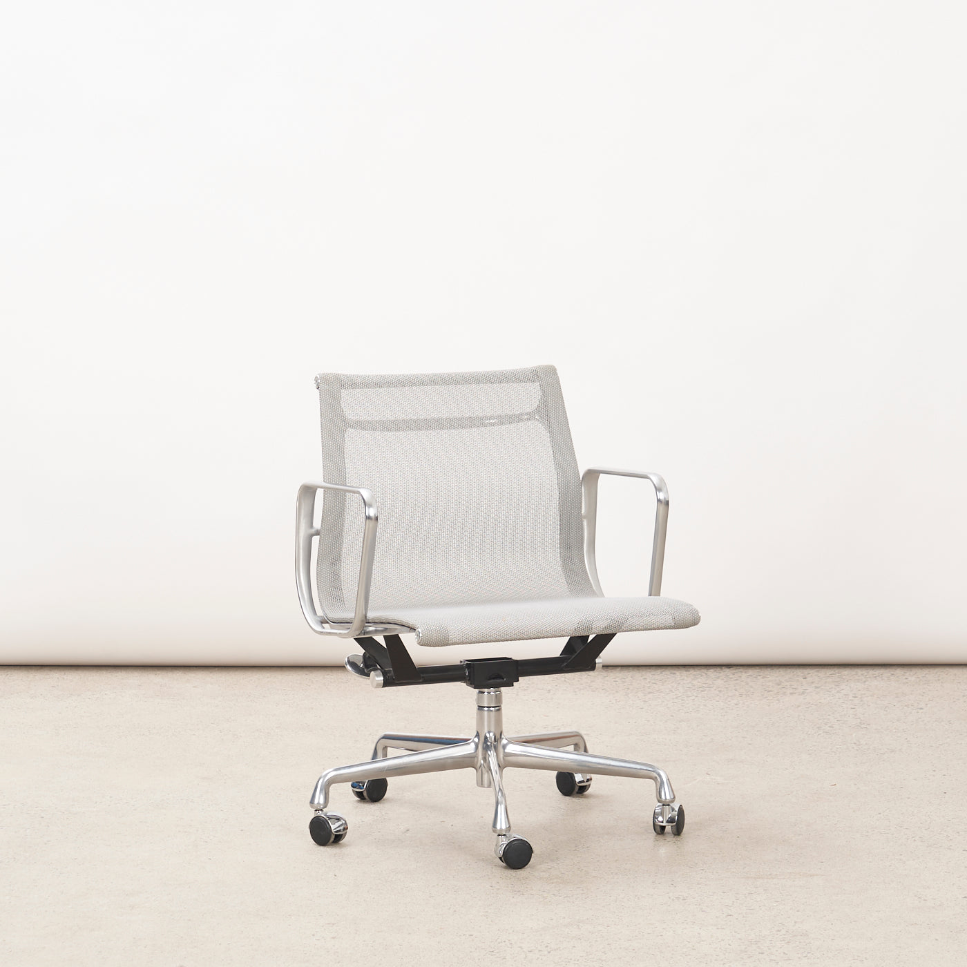 Eames Aluminum Group Management Chair