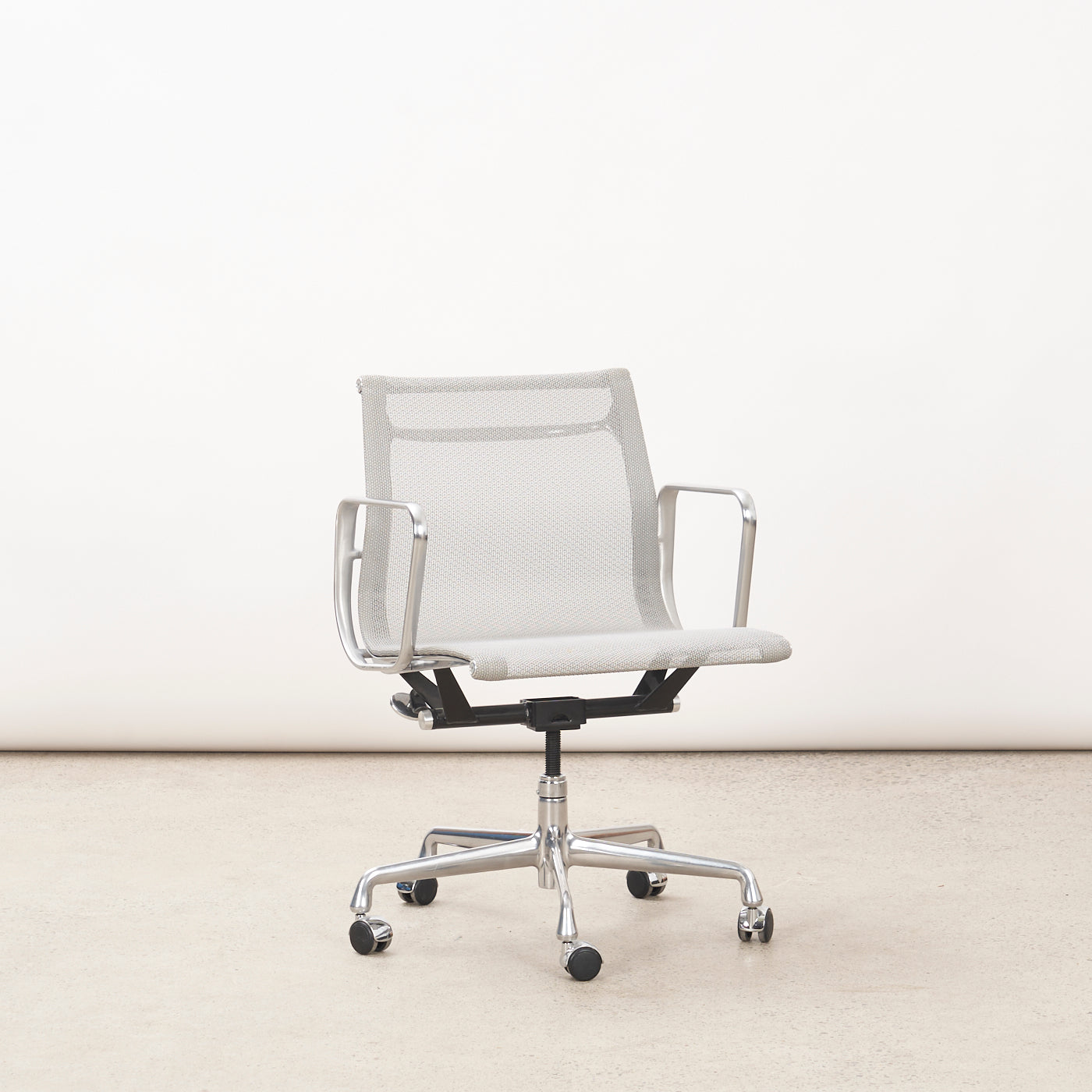 Eames Aluminum Group Management Chair