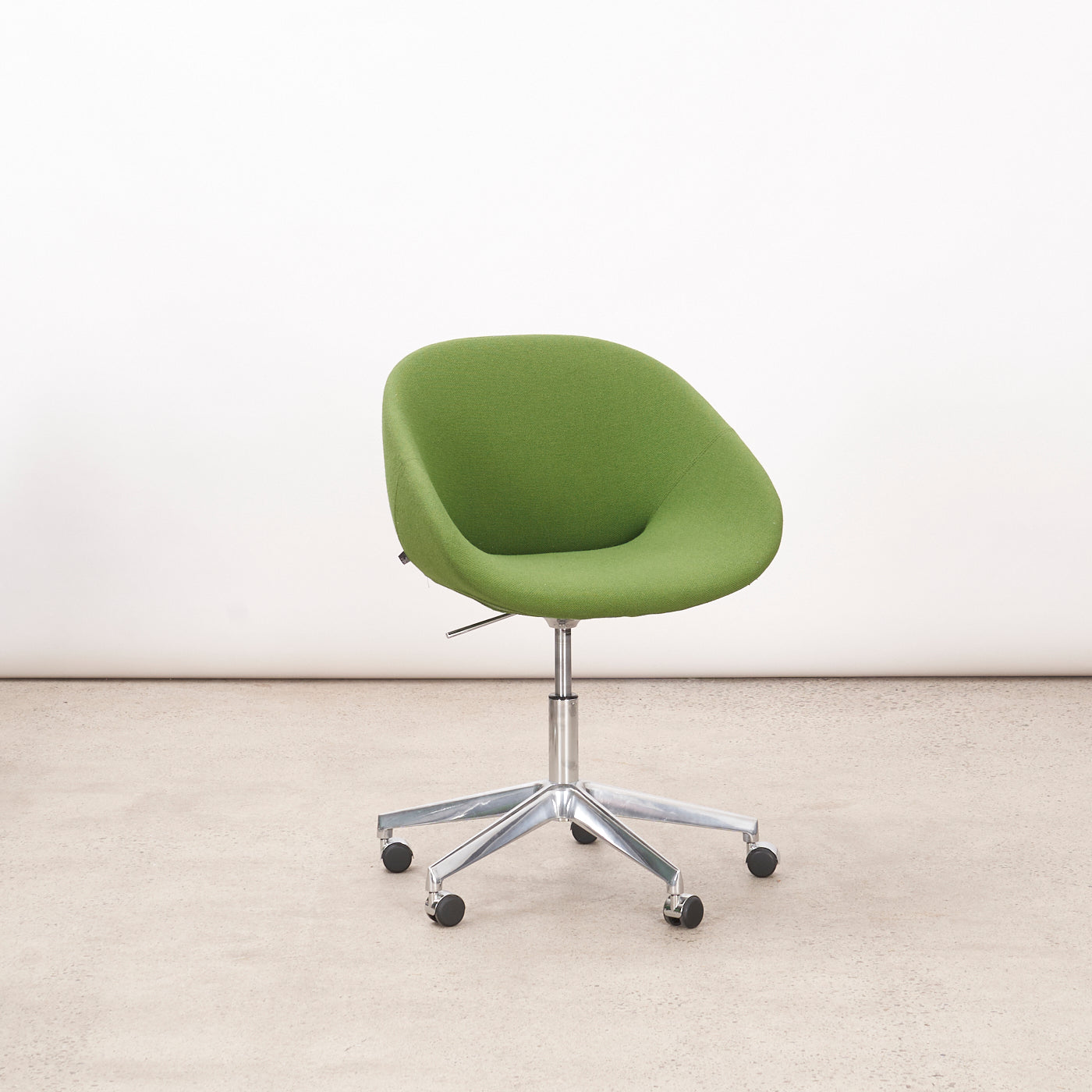 'Beso' Swivel Lounge Chair by Artifort
