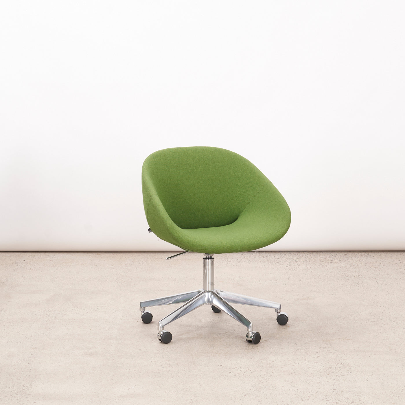 'Beso' Swivel Lounge Chair by Artifort