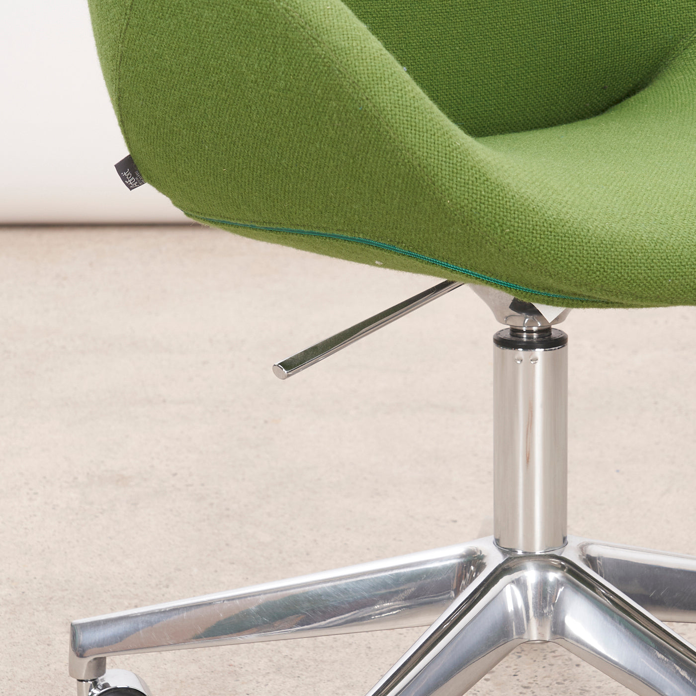 'Beso' Swivel Lounge Chair by Artifort