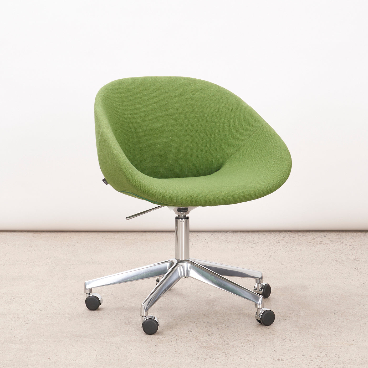 'Beso' Swivel Lounge Chair by Artifort