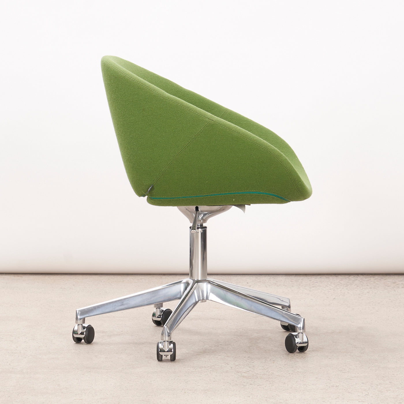 'Beso' Swivel Lounge Chair by Artifort