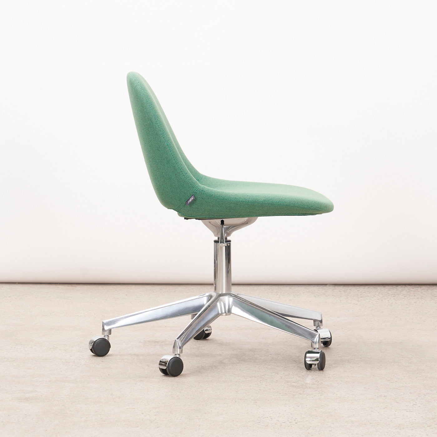'Beso' Swivel Chair by Artifort