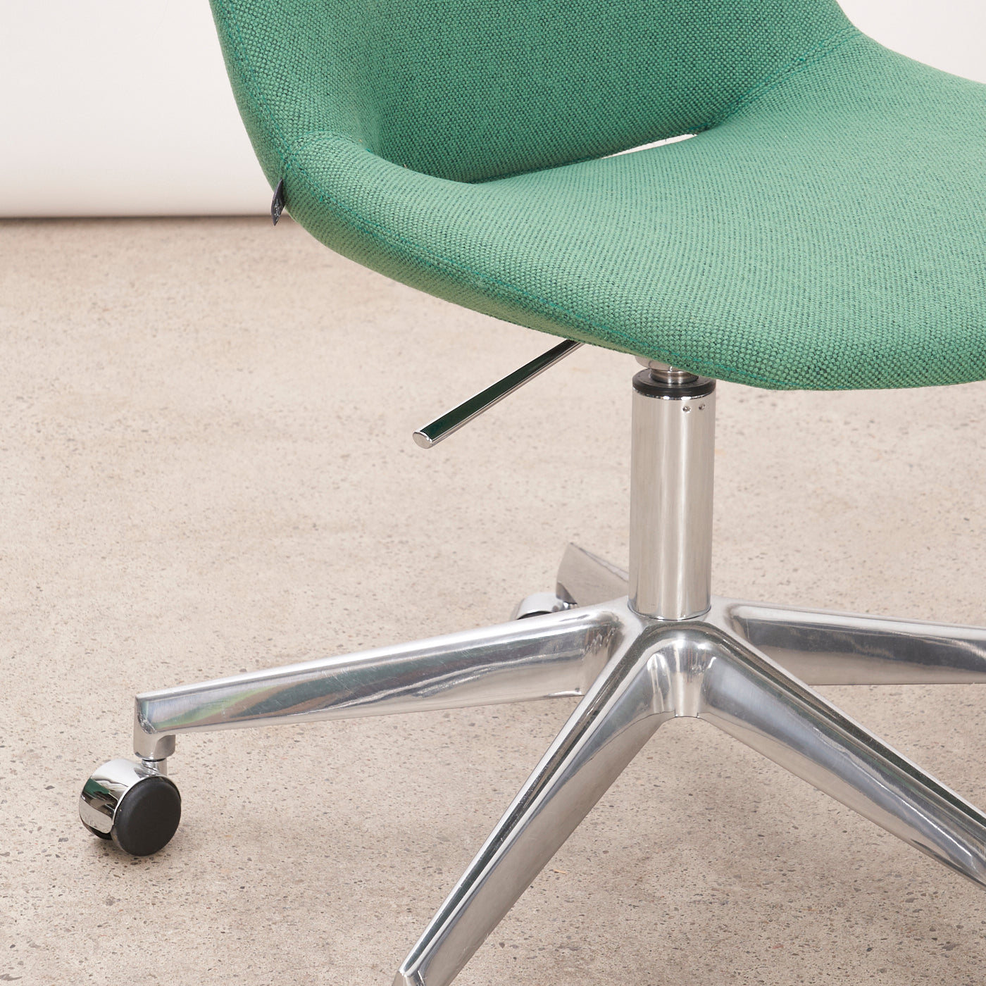'Beso' Swivel Chair by Artifort