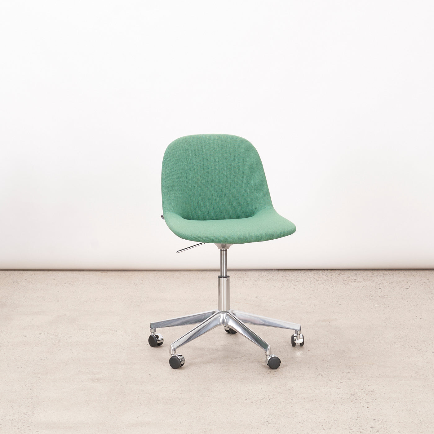 'Beso' Swivel Chair by Artifort