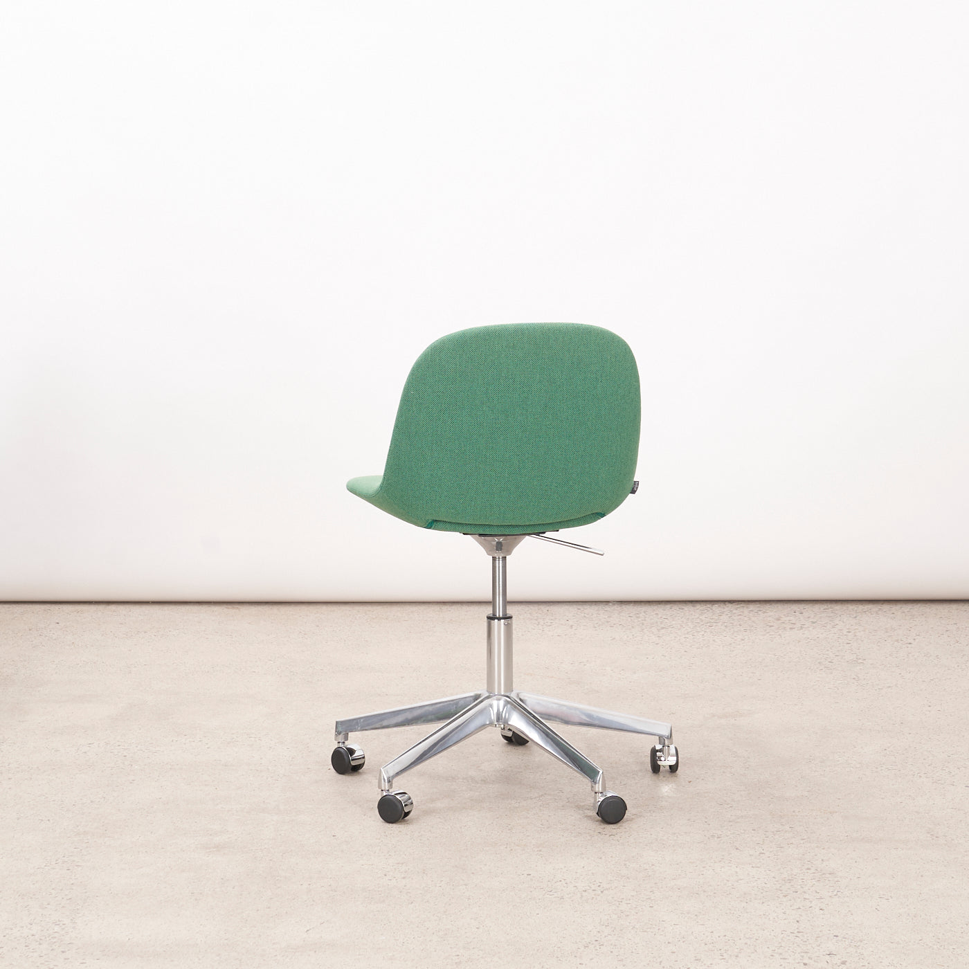 'Beso' Swivel Chair by Artifort