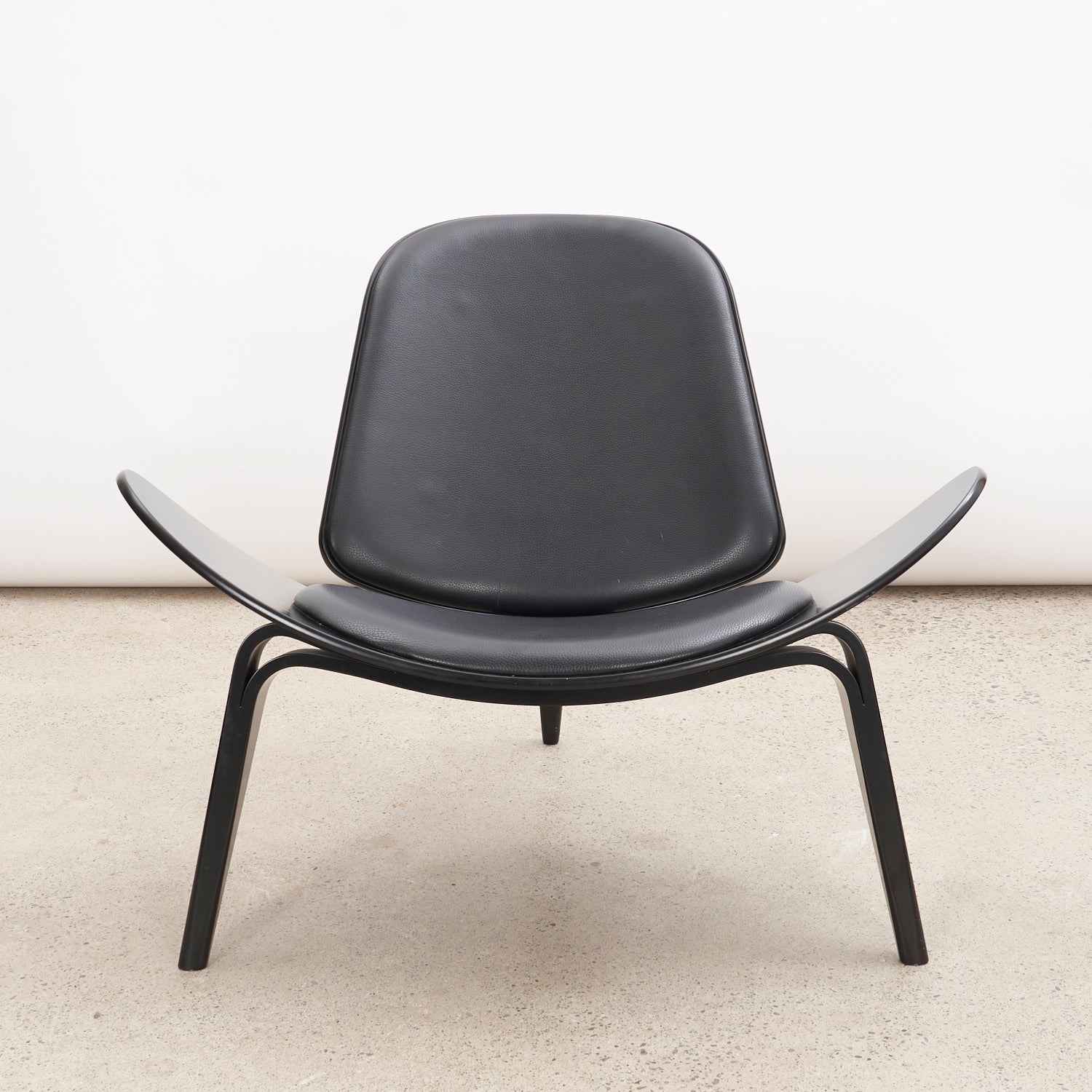'CH07 Shell' Chair by Hans Wegner for Carl Hansen & Søn Vintage Furniture Danish Design Scandinavian Modern Mid-century Modern