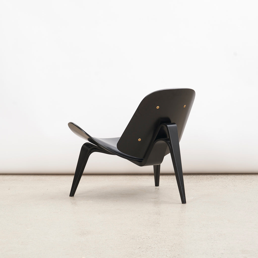 'CH07 Shell' Chair by Hans Wegner for Carl Hansen & Søn Vintage Furniture Danish Design Scandinavian Modern Mid-century Modern